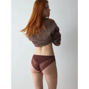 Koronkowe majtki damskie Triumph Pretty Modal image-3