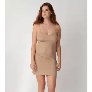 Eng anliegendes Kleid für Frauen Triumph Make-Up image-1