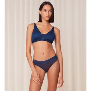 Women's tai panties Triumph Tempting Sheer Highleg image-1