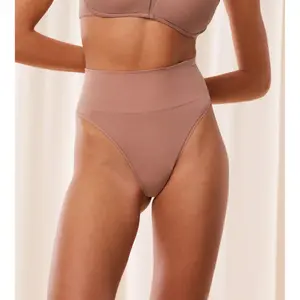 String femme Triumph Soft Sculpt image-1