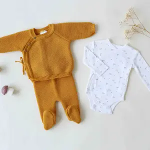 Set med babybröst, tofflor och mössa i stickad material Trois Kilos Sept image-2