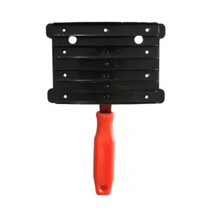 Étrille pour cheval à curry robuste avec poignée en plastique Umbria Equitazione image-0