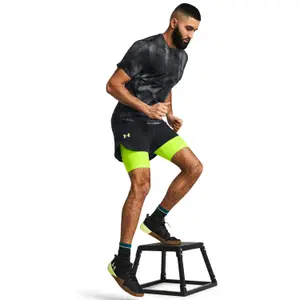 Pantalón corto Under Armour Peak Woven image-2
