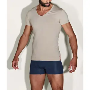V-neck T-shirt Undiemeister image-1