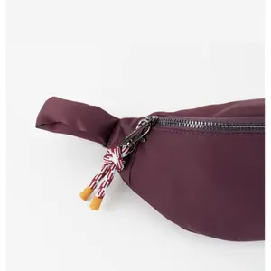 Women's nylon banana bag Victoria image-3