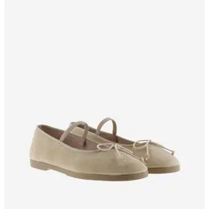 Ballet flats girl Victoria Gong Fu image-4