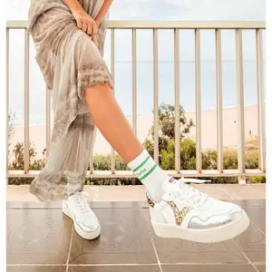 Metallisk och djurmönstrad sneakers för kvinnor Victoria Madrid image-3