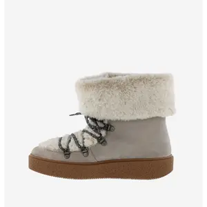 Suede boots girl Victoria Apreski Serraje image-2