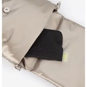 Schultertasche aus metallisiertem Nylon Victoria image-4