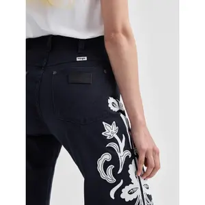 Utsvängda byxor för kvinnor Wrangler 70s Flare image-5