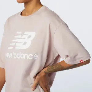 T-shirt femme New Balance essentials stacked logo image-3