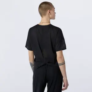 T-shirt femme New Balance achiever keyhole back graphic image-1