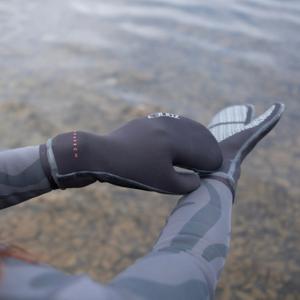 Swimming gloves Zone3 Thermo-Tech Warmth image-1