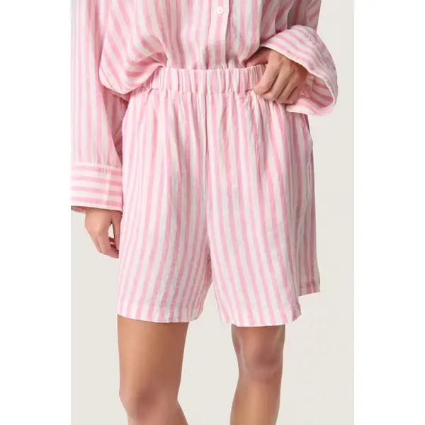 Short femme Soaked in Luxury Beliro