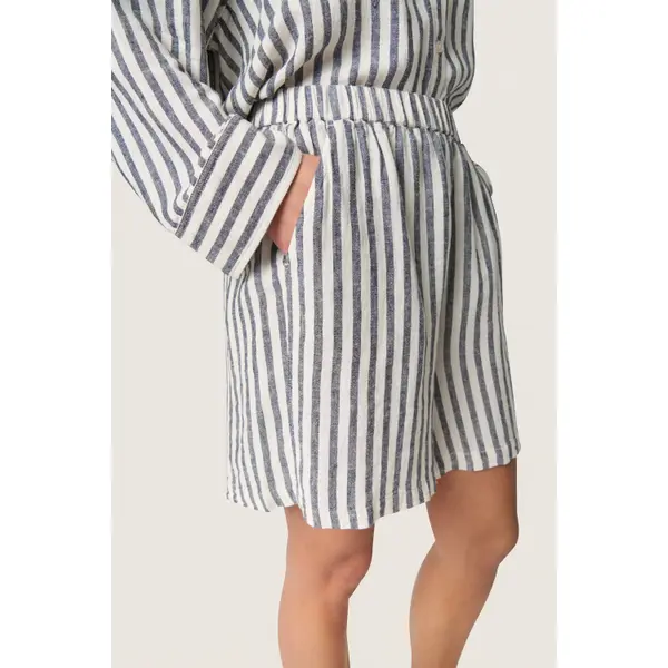 Short femme Soaked in Luxury Beliro