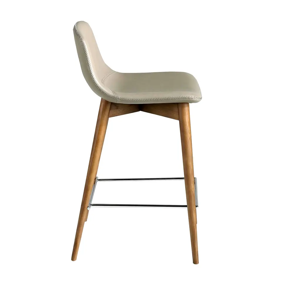 Tabouret en croûte de cuir et bois noyer Angel Cerdà Tabouret en croûte de cuir et bois noyer Angel Cerdà