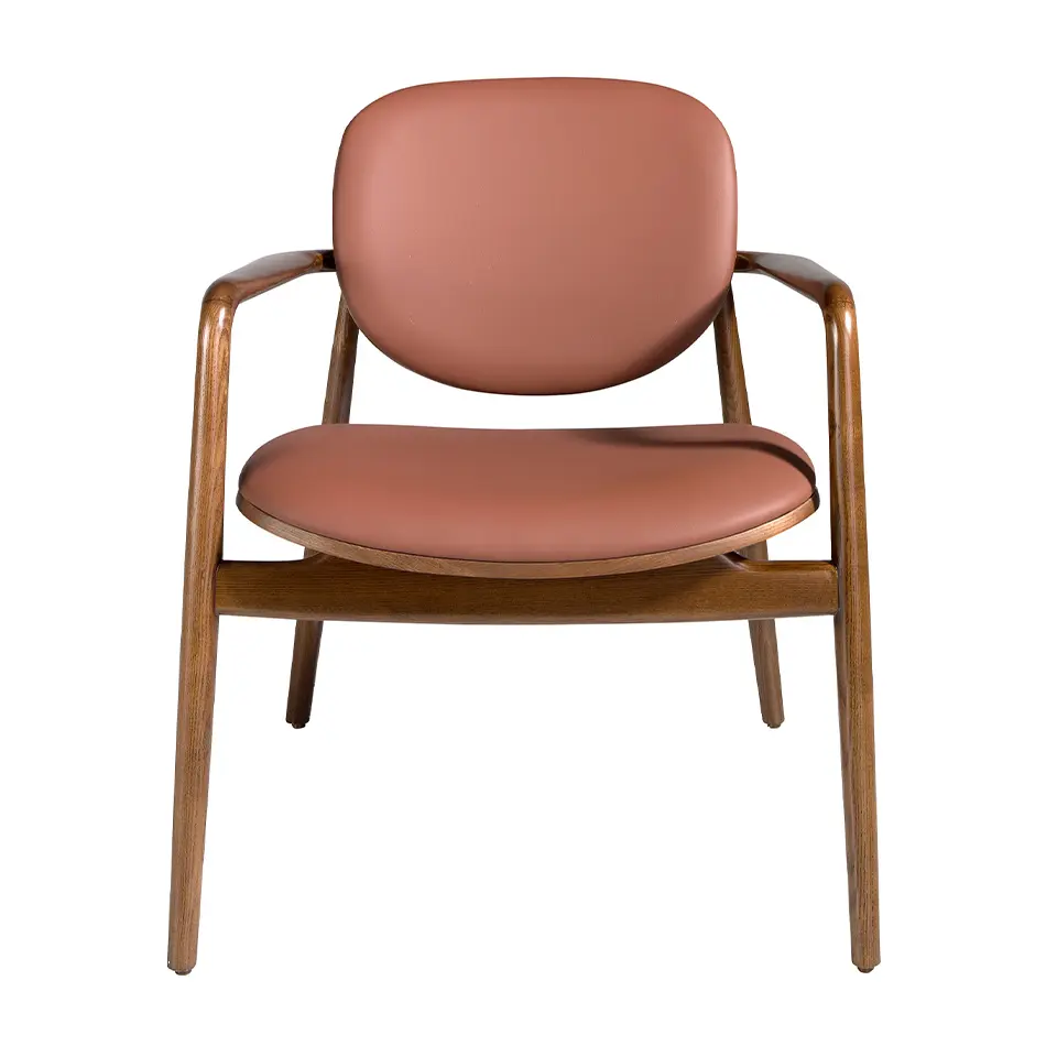 Fauteuil en similicuir et pieds en frêne Angel Cerdà Fauteuil en similicuir et pieds en frêne Angel Cerdà