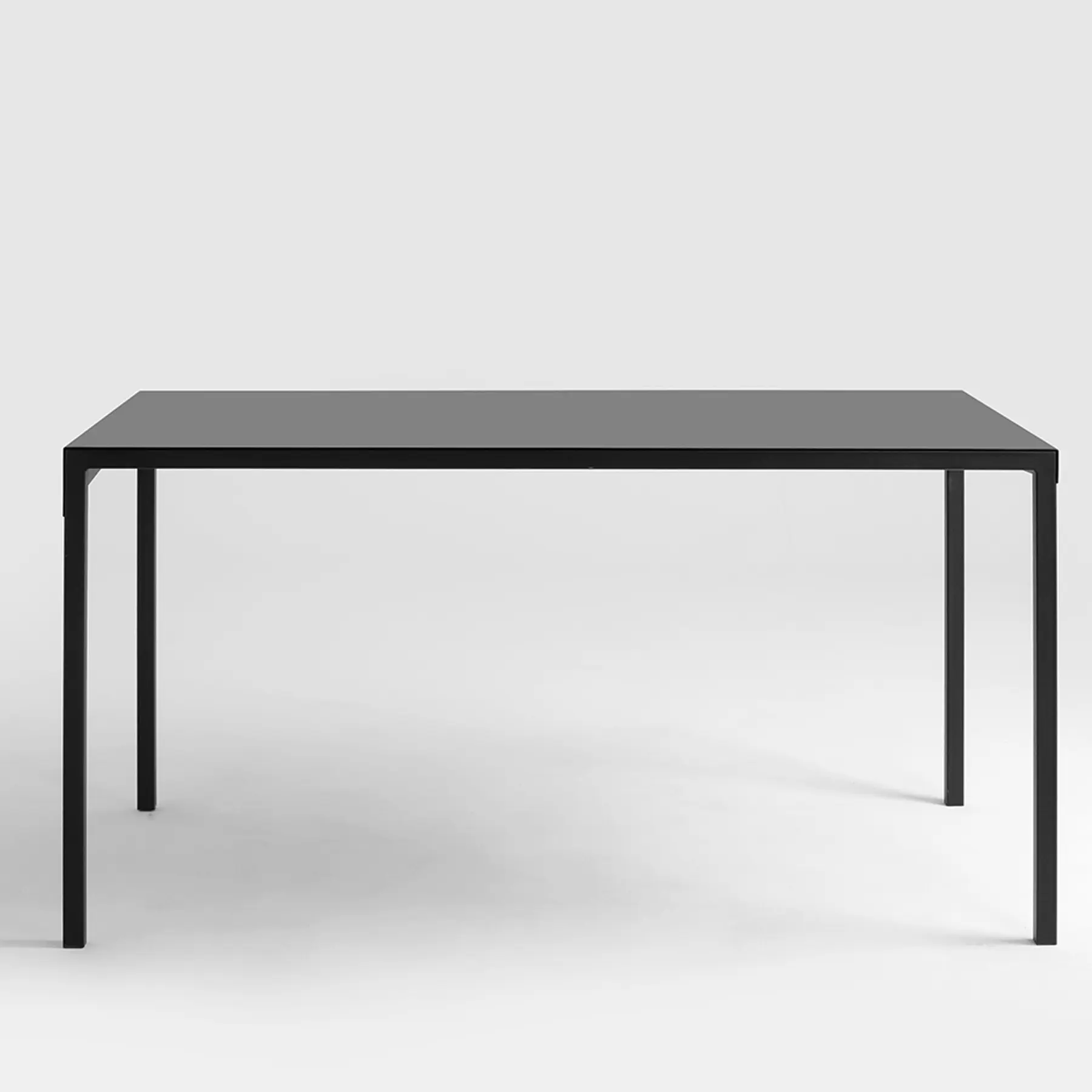 Table en metal CUSTOM FORM Obroos 160 cm Table en metal CUSTOM FORM Obroos 160 cm