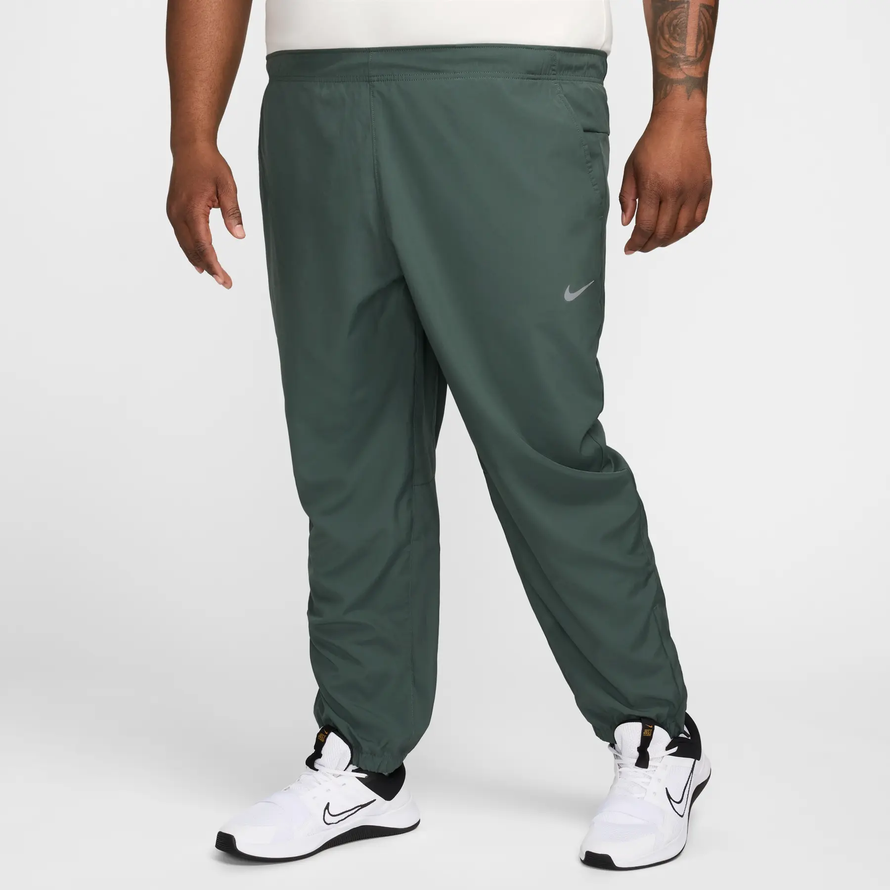 Taps toelopende, multifunctionele waterdichte broek Nike Form Dri-FIT