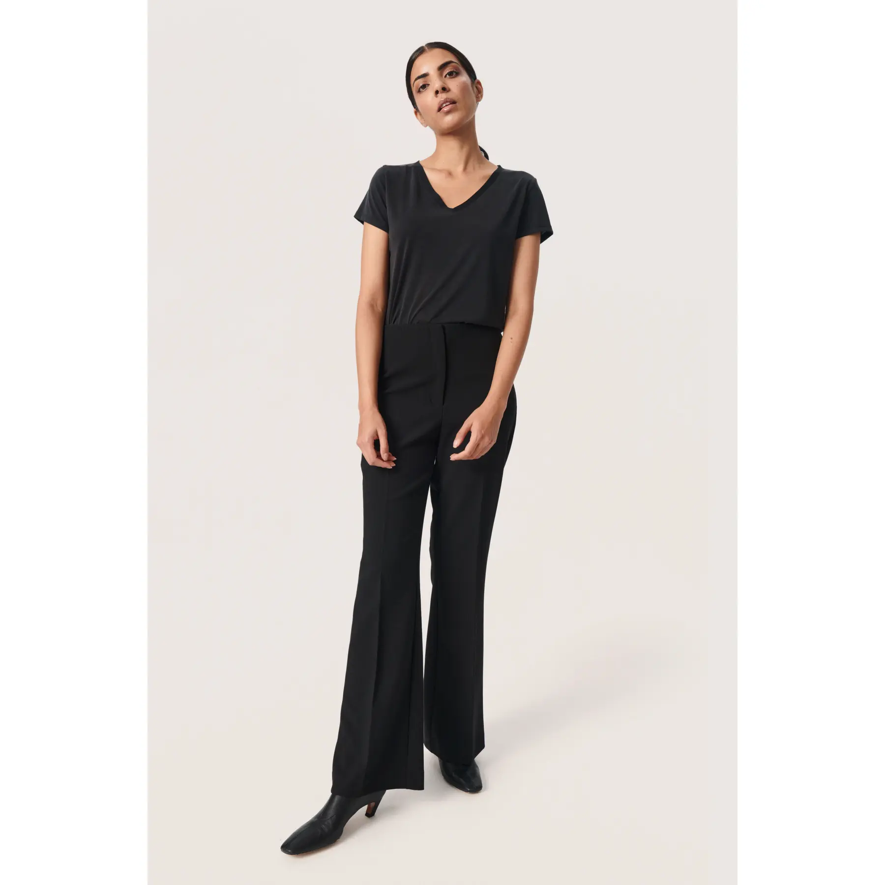 T-shirt da donna con scollo a V Soaked in Luxury Columbine