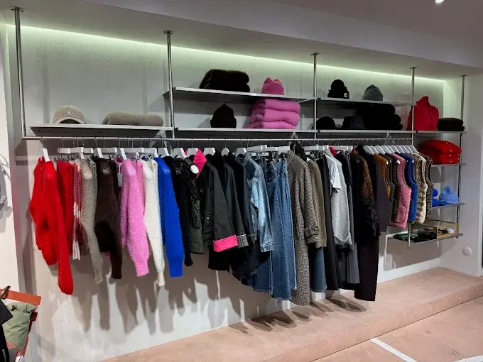 Rayon v&ecirc;tements color&eacute;s de la boutique Ayumi Paris — pr&ecirc;t-&agrave;-porter contemporain