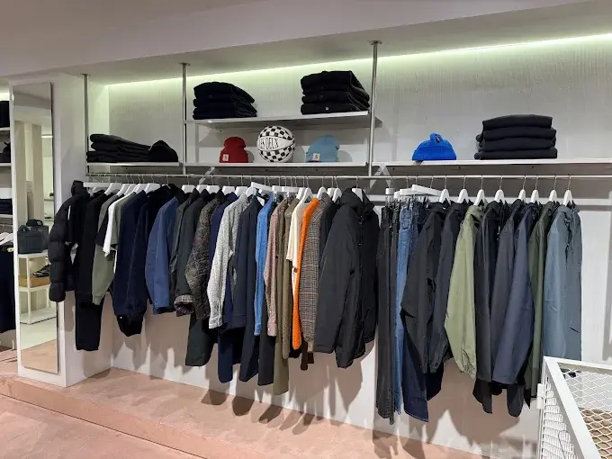 Rayon v&ecirc;tements de la boutique Ayumi Paris — pi&egrave;ces casual premium, coupes modernes