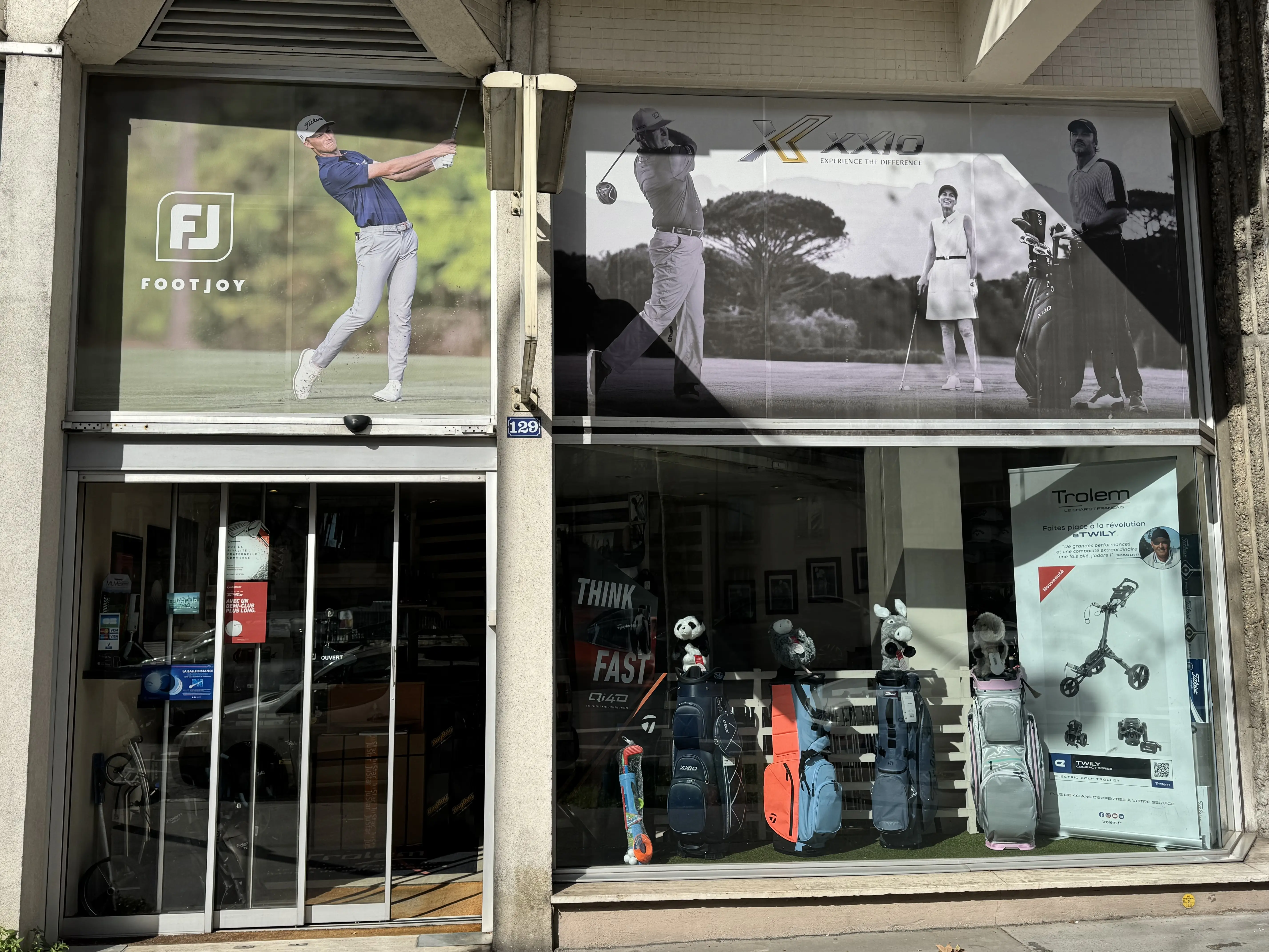 Exteri&eacute;r Boulevard du Golf, 129 boulevard Exelmans 75016 Pař&iacute;ž &mdash; v&yacute;loha Footjoy a XX10