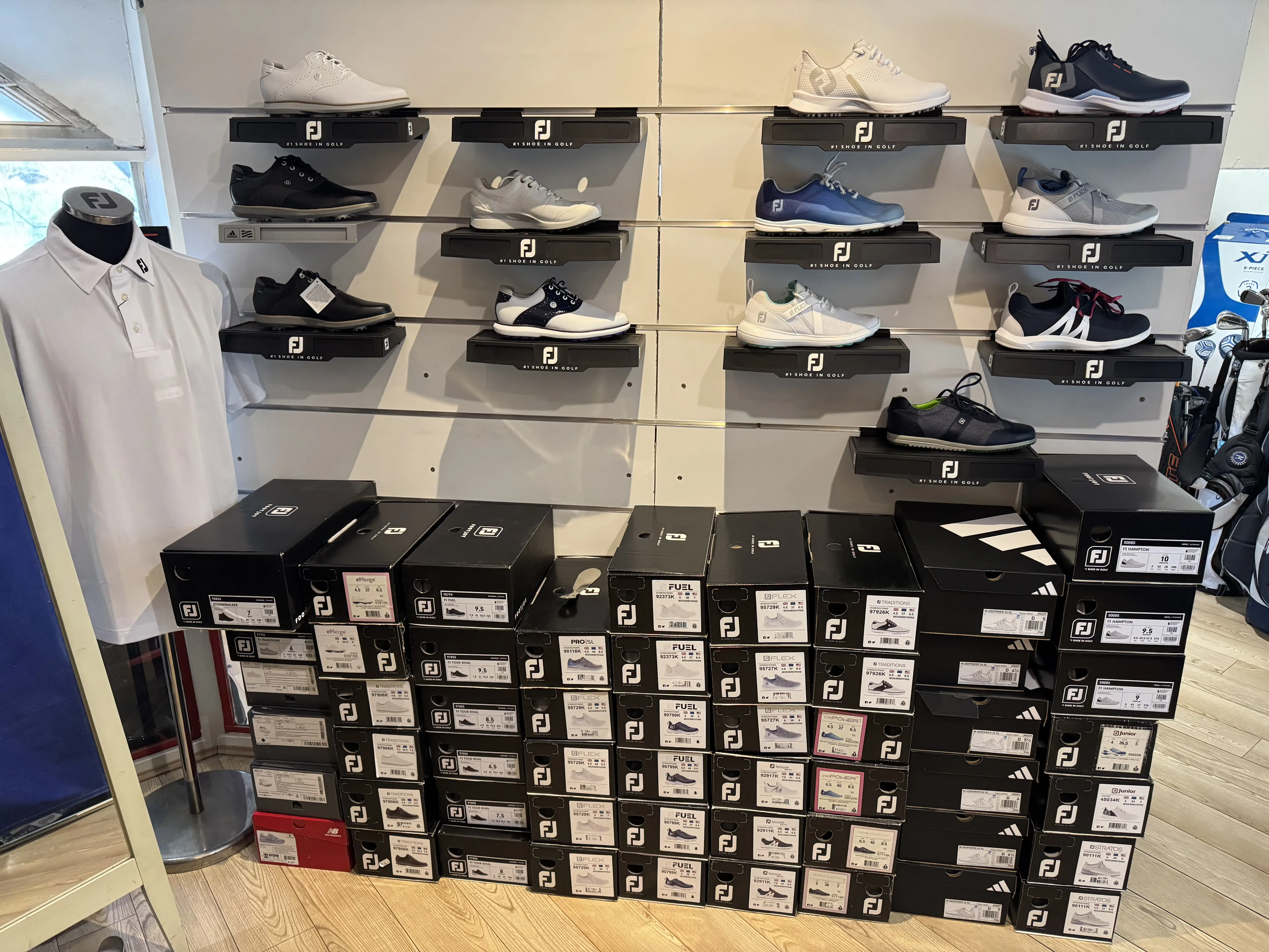 Stěna bot Footjoy v obchodě Boulevard du Golf