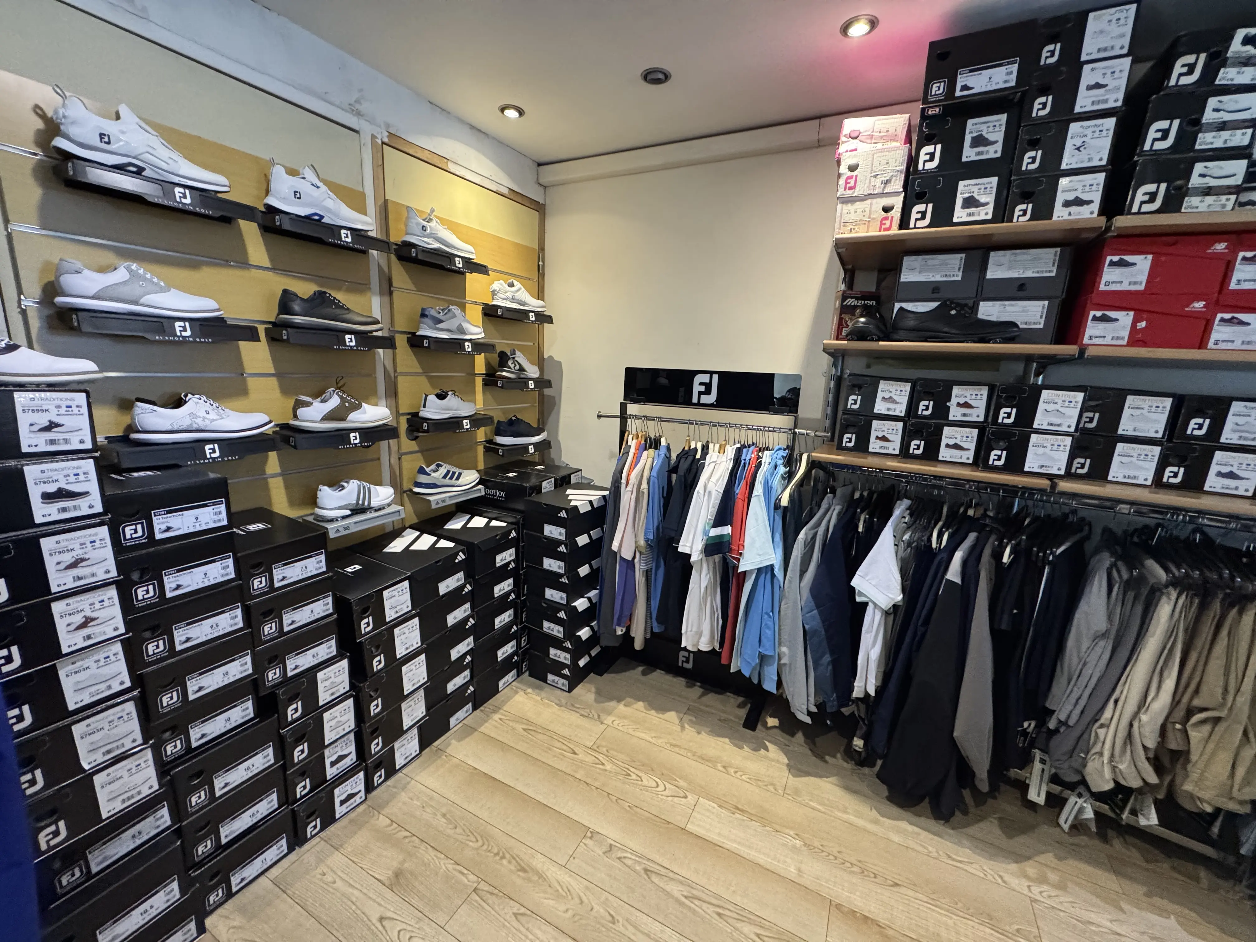 Oddělen&iacute; bot Footjoy a golfov&eacute;ho textilu u Boulevard du Golf