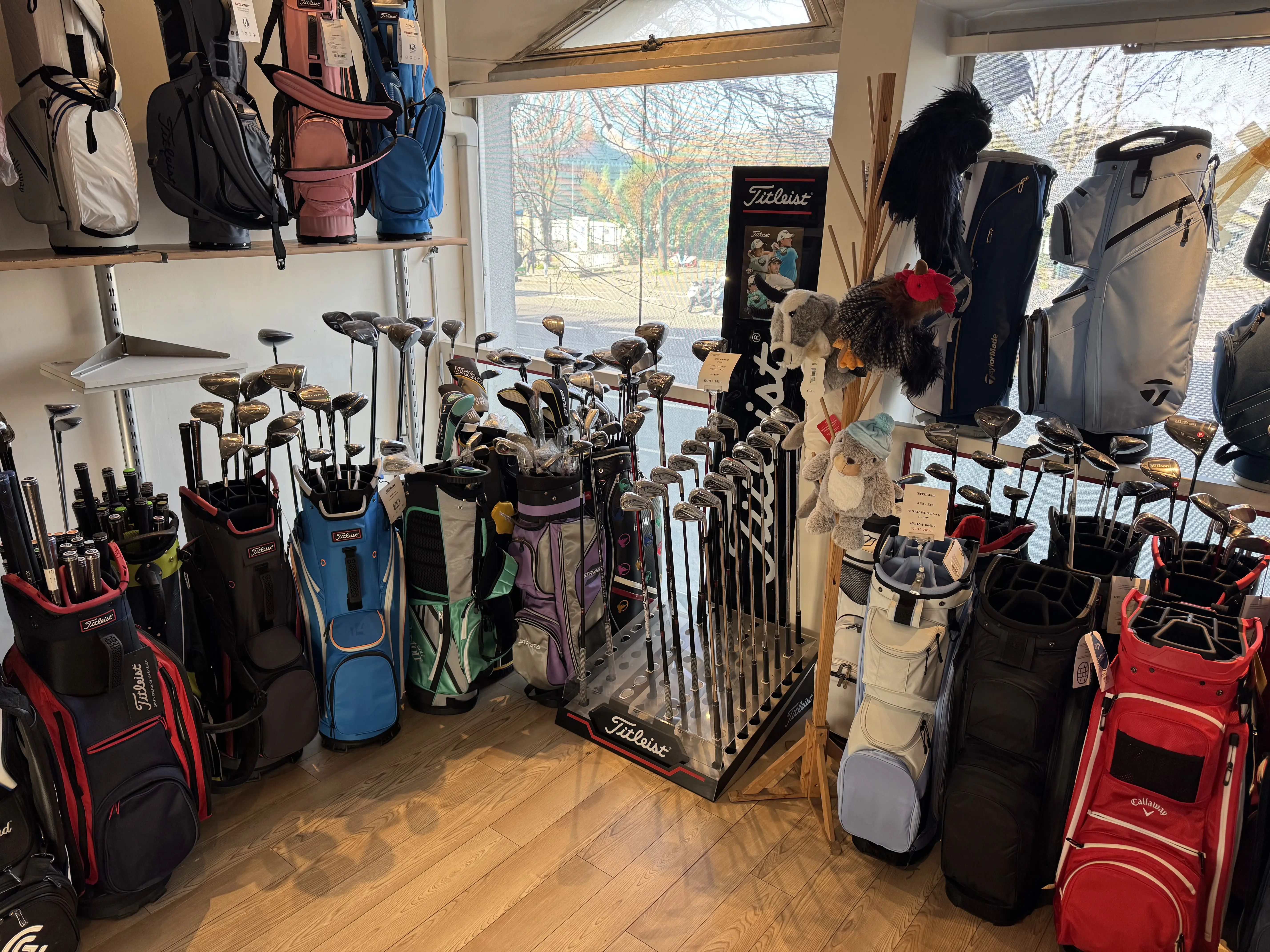 Kompletn&iacute; golfov&eacute; hole a ta&scaron;ky u Boulevard du Golf &mdash; Titleist, Callaway