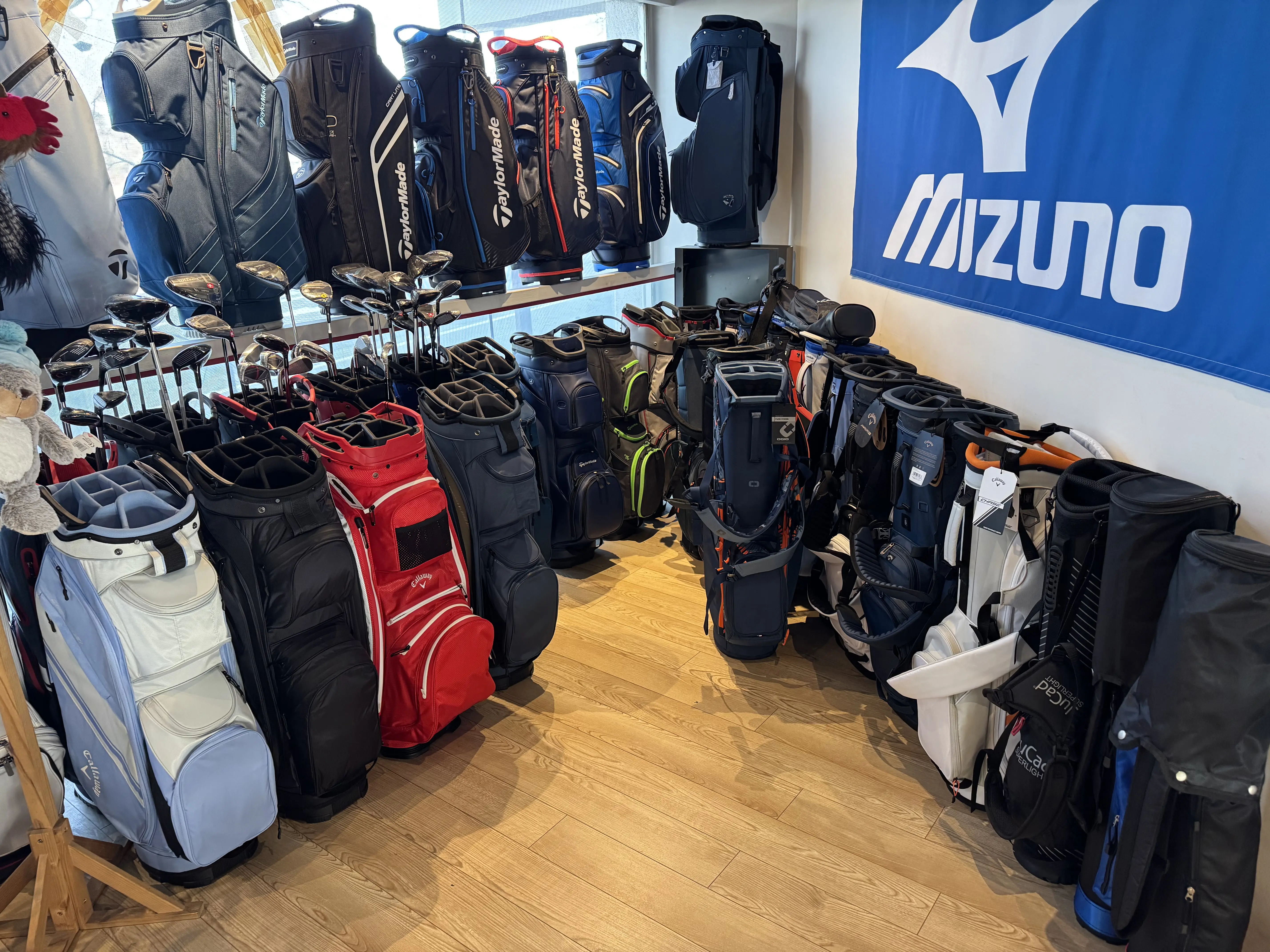 Oddělen&iacute; golfov&yacute;ch ta&scaron;ek Boulevard du Golf &mdash; Taylormade, Callaway, Mizuno
