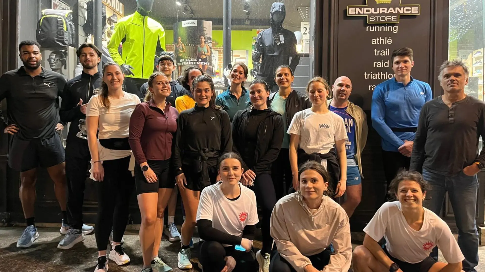 L'&eacute;quipe Endurance Store Versailles en conditions r&eacute;elles — coureurs passionn&eacute;s devant la boutique