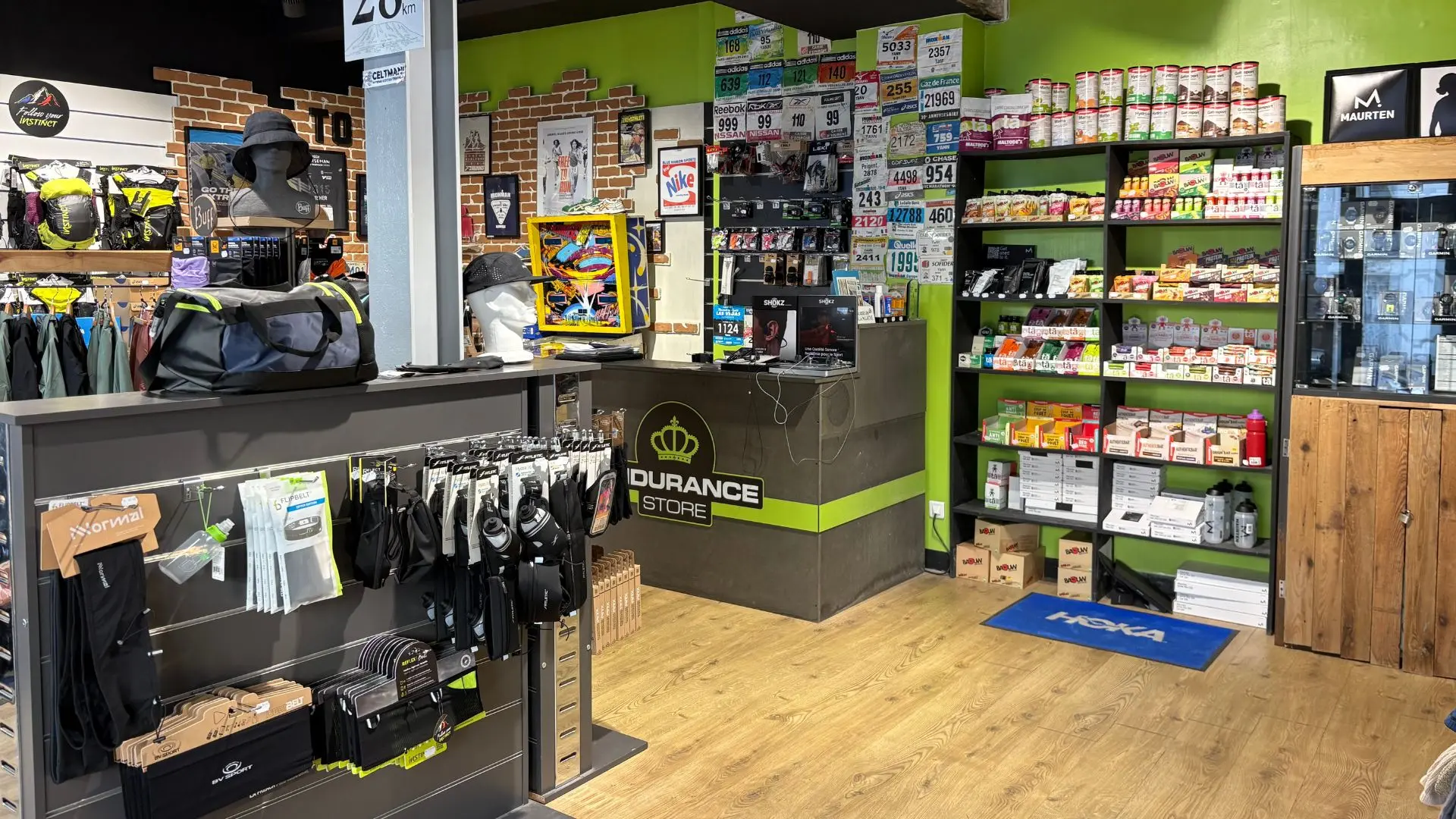 Int&eacute;rieur de la boutique Endurance Store Versailles — caisse, accessoires et rayon nutrition