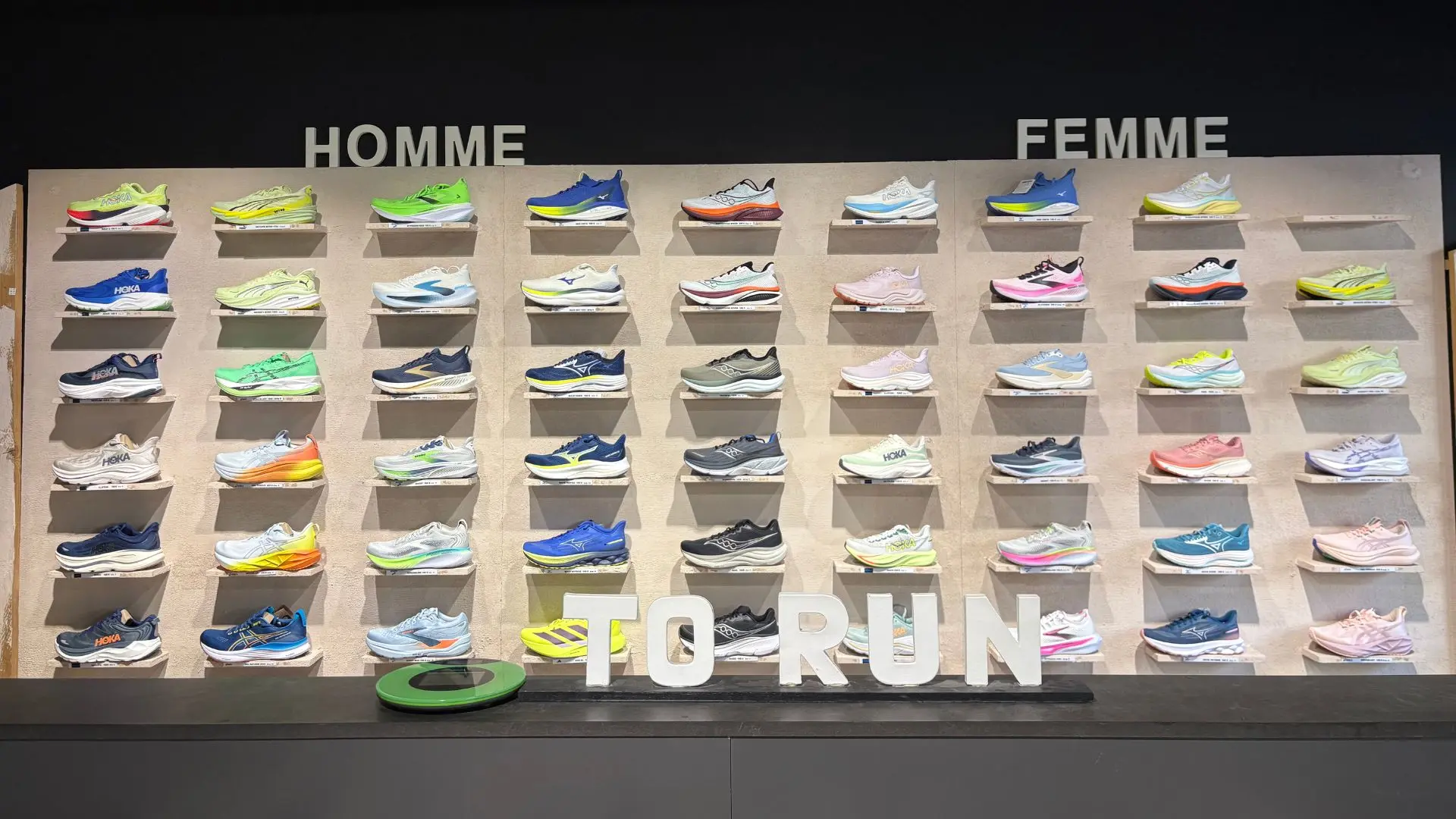 Mur de chaussures running homme et femme chez Endurance Store Versailles — s&eacute;lection Hoka, Brooks, Mizuno