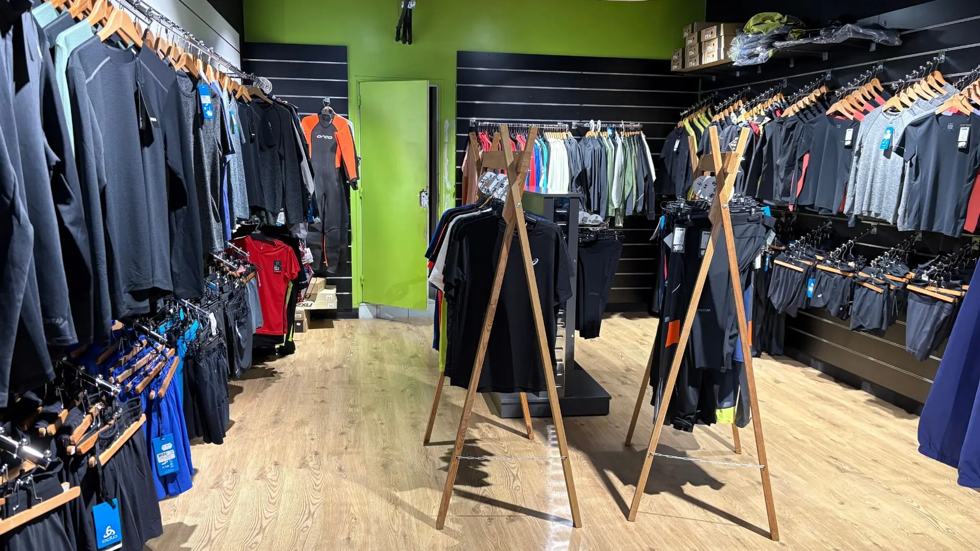 Rayon textile running chez Endurance Store Versailles — v&ecirc;tements techniques running et trail