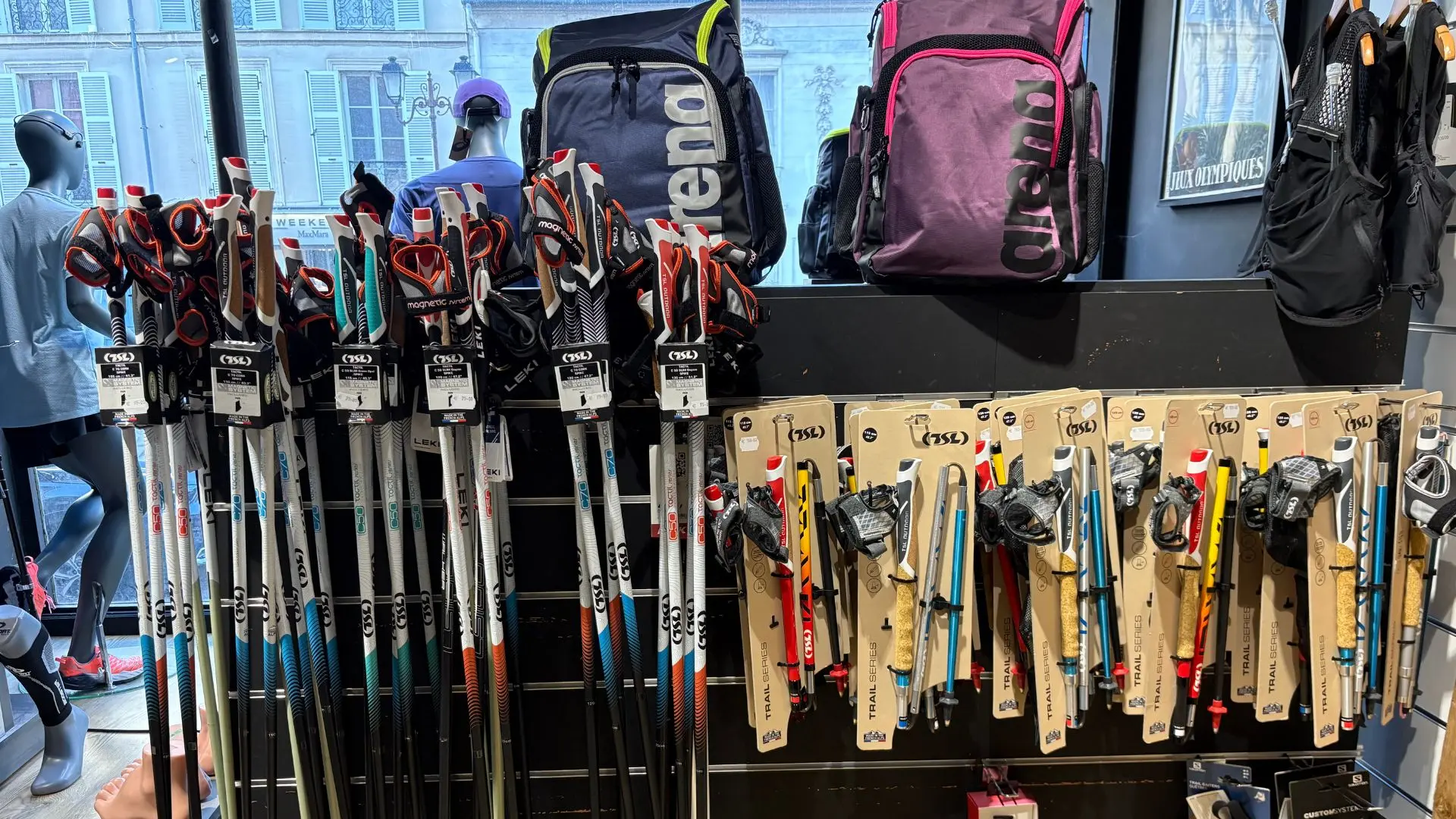 Rayon b&acirc;tons de trail, sacs et accessoires triathlon chez Endurance Store Versailles