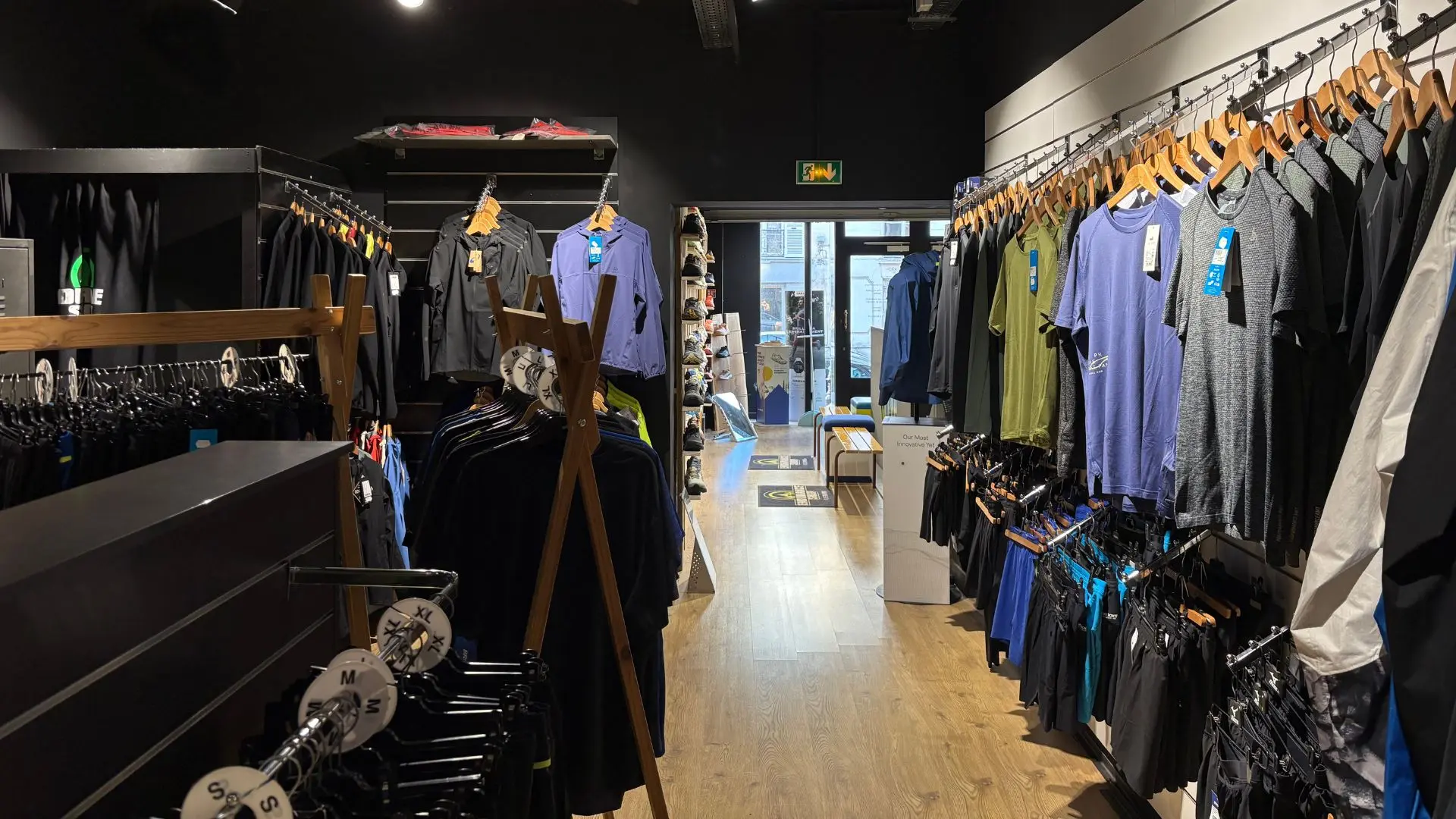 Vue int&eacute;rieure de la boutique Endurance Store Versailles — rayon textile et chaussures running