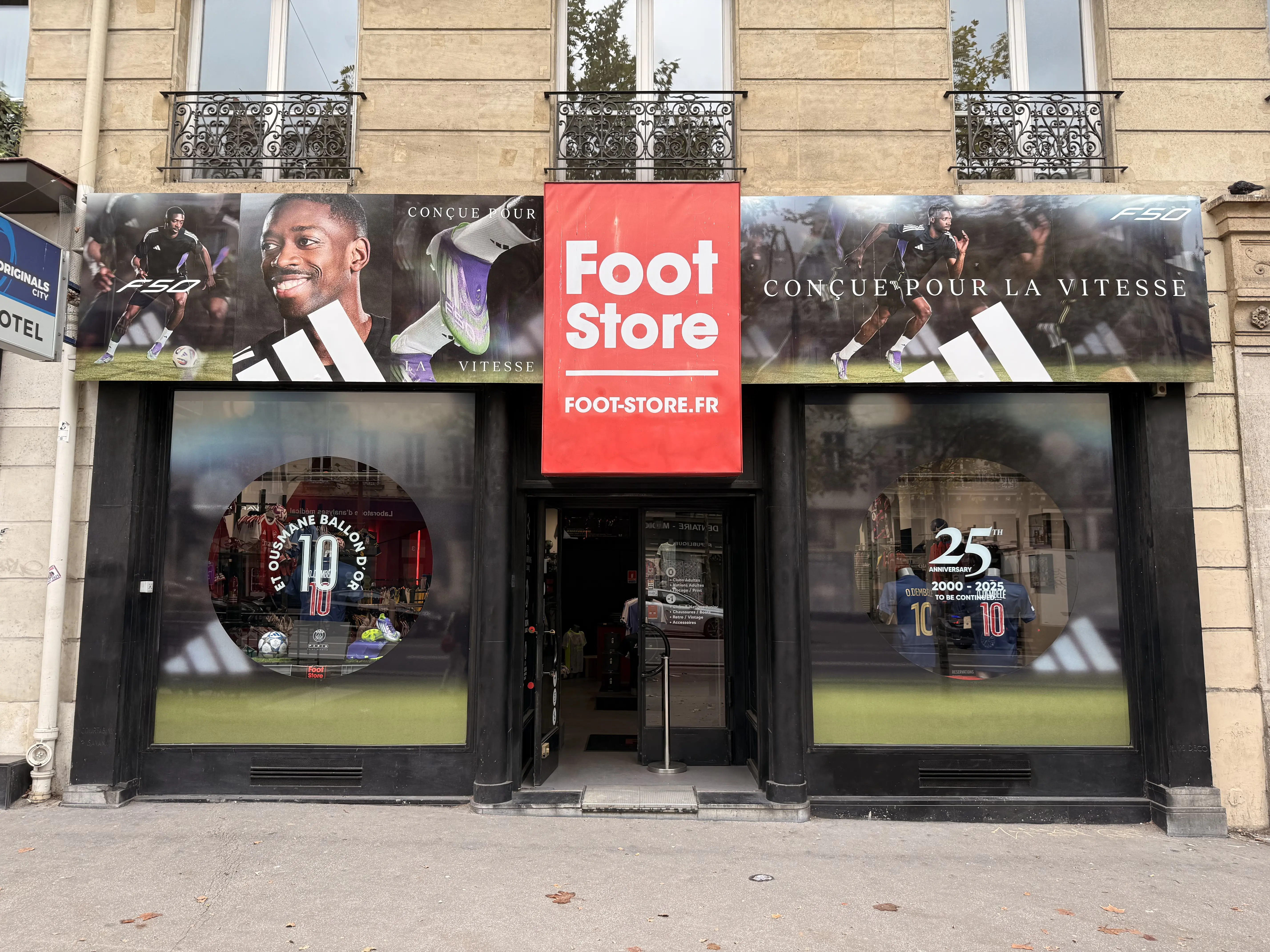 Fasaden till Foot-Store butiken p&aring; 2 boulevard Saint-Martin Paris 10:e arrondissement
