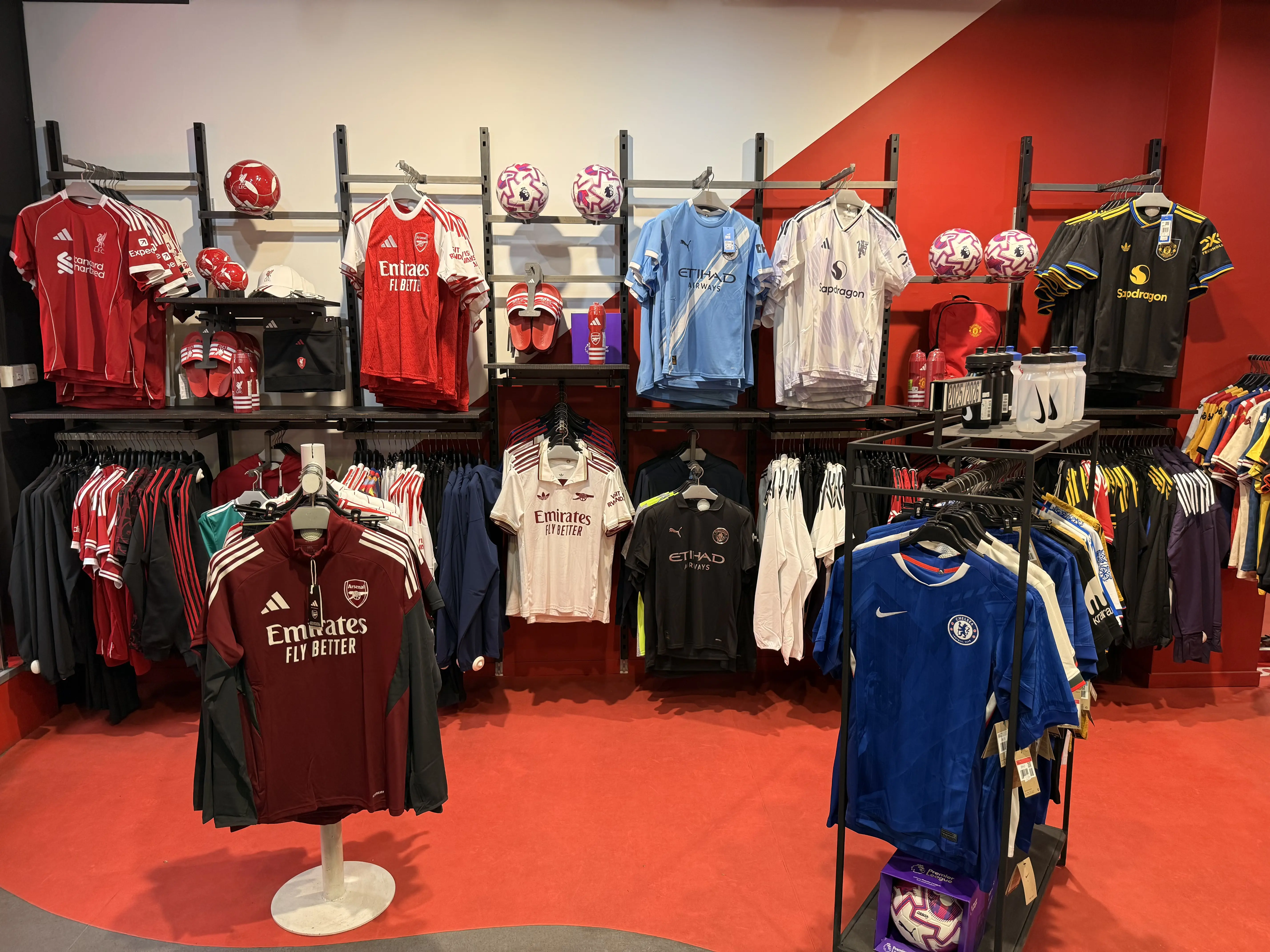 Avdelning f&ouml;r europ&auml;iska klubbtröjor i Foot-Store butiken — Arsenal, Chelsea, Manchester City och andra