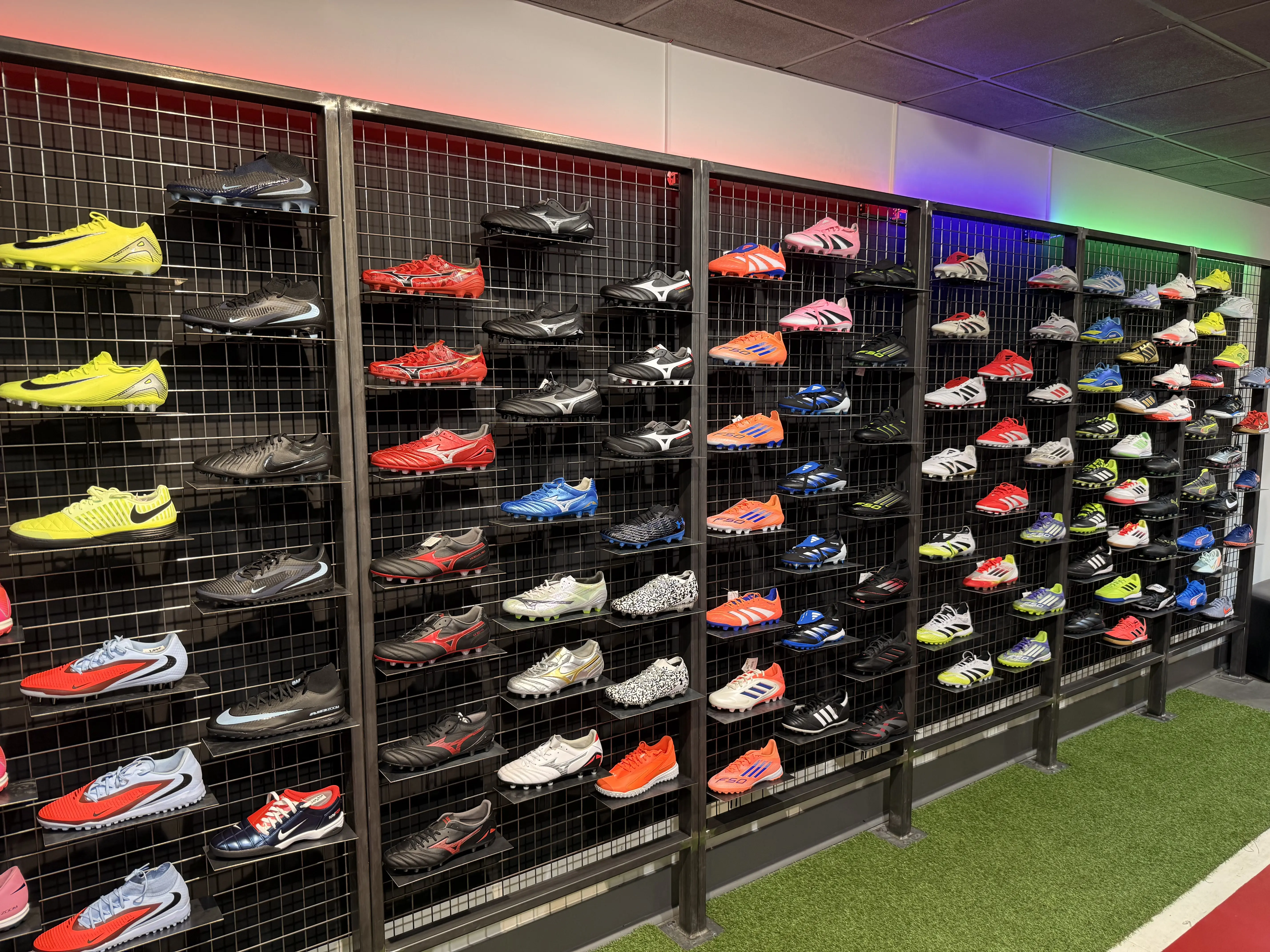 V&auml;gg med fotbollsskor fr&aring;n Foot-Store sedd i vinkel — brett utbud Nike, adidas, Mizuno p&aring; konstgr&auml;s