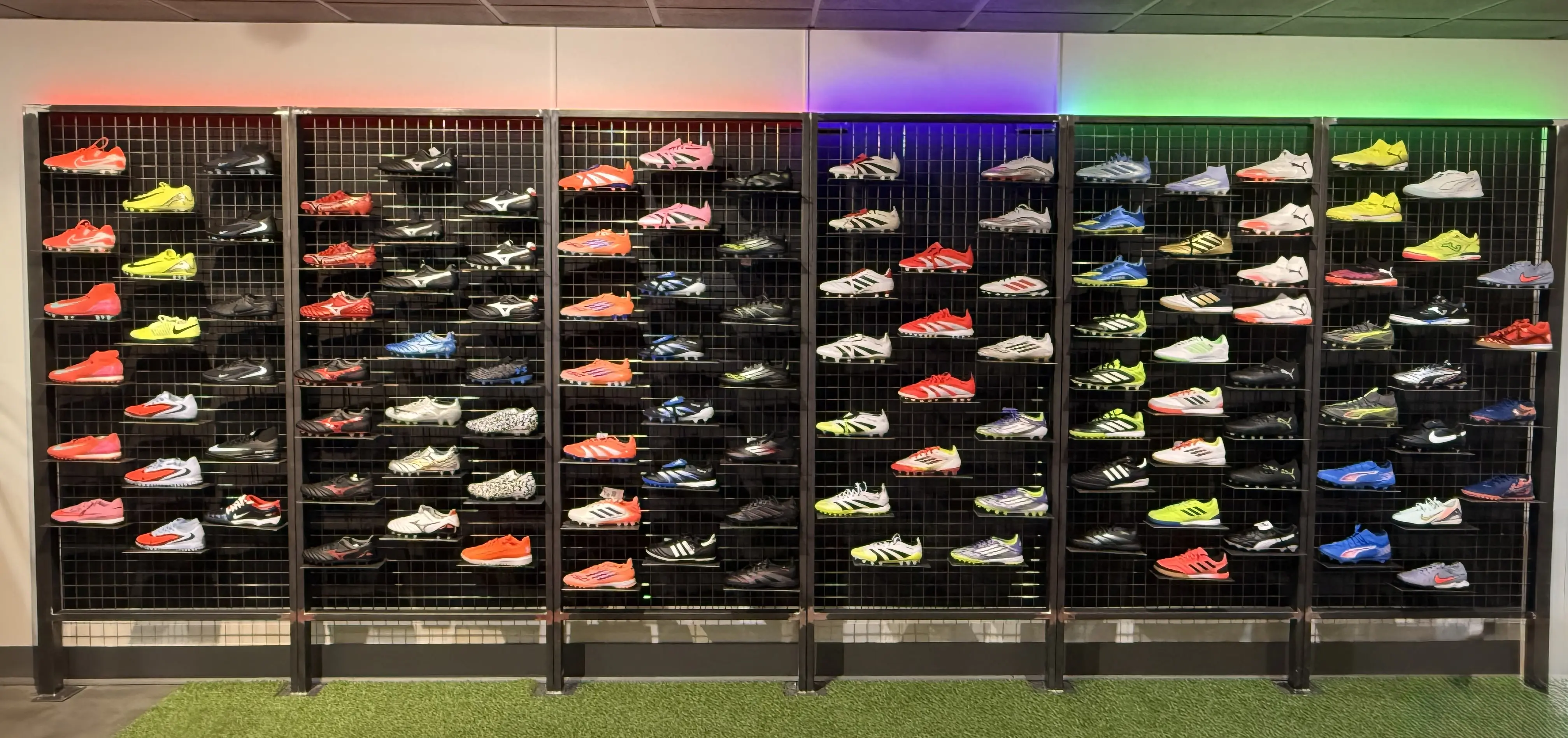 Hel v&auml;gg med fotbollsskor fr&aring;n Foot-Store — alla m&auml;rken Nike, adidas, Puma, Mizuno, f&auml;rgad belysning