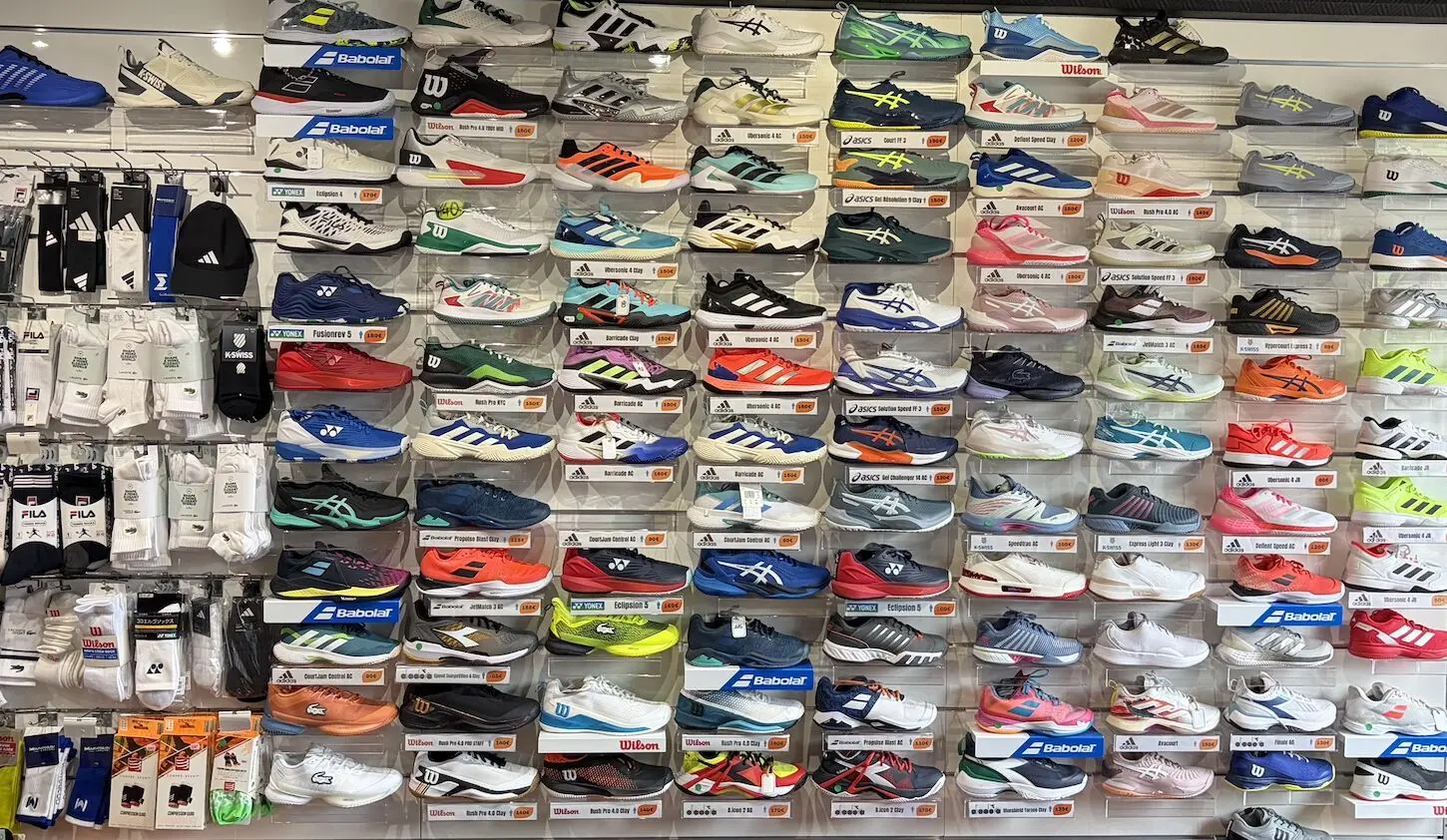 Mur de chaussures de tennis Smash Expert — Babolat, Wilson, Yonex, Adidas