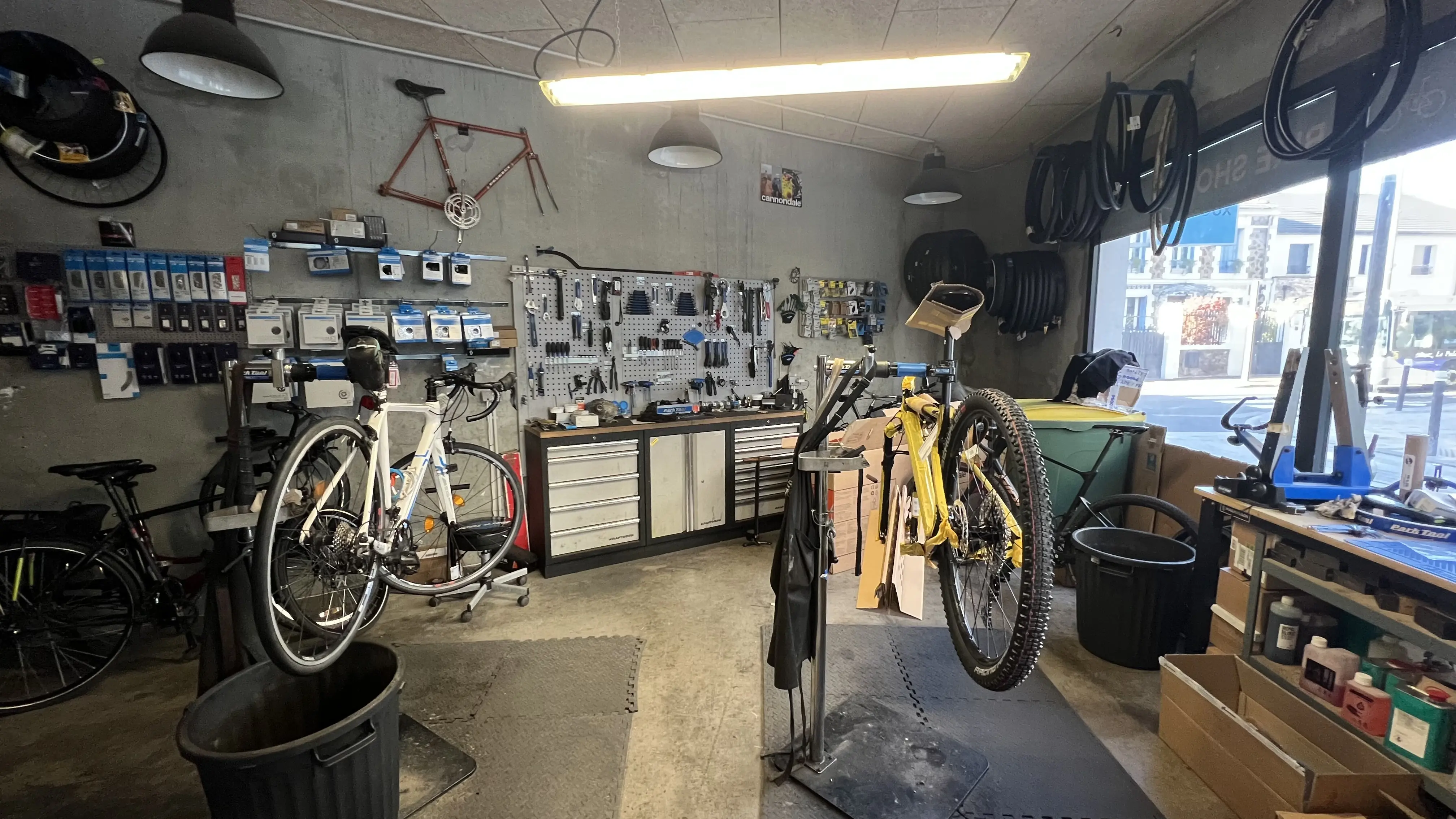 Atelier de r&eacute;paration Paris-Ventoux by V&eacute;lo-Store Antony — v&eacute;los sur pied de r&eacute;paration, techniciens qualifi&eacute;s