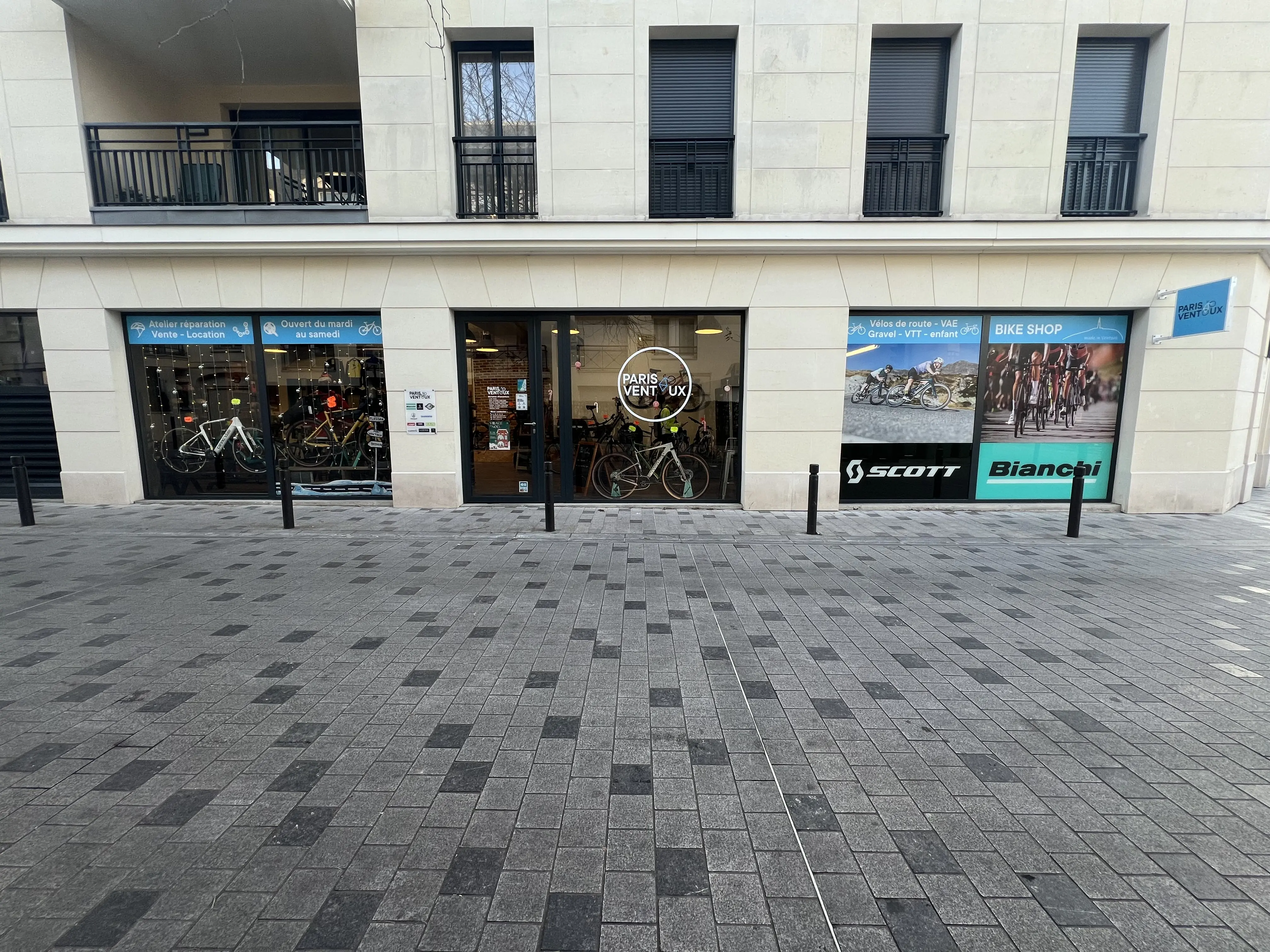 Devanture de la boutique Paris-Ventoux by V&eacute;lo-Store &agrave; Antony — Scott, Bianchi, sp&eacute;cialiste cyclisme