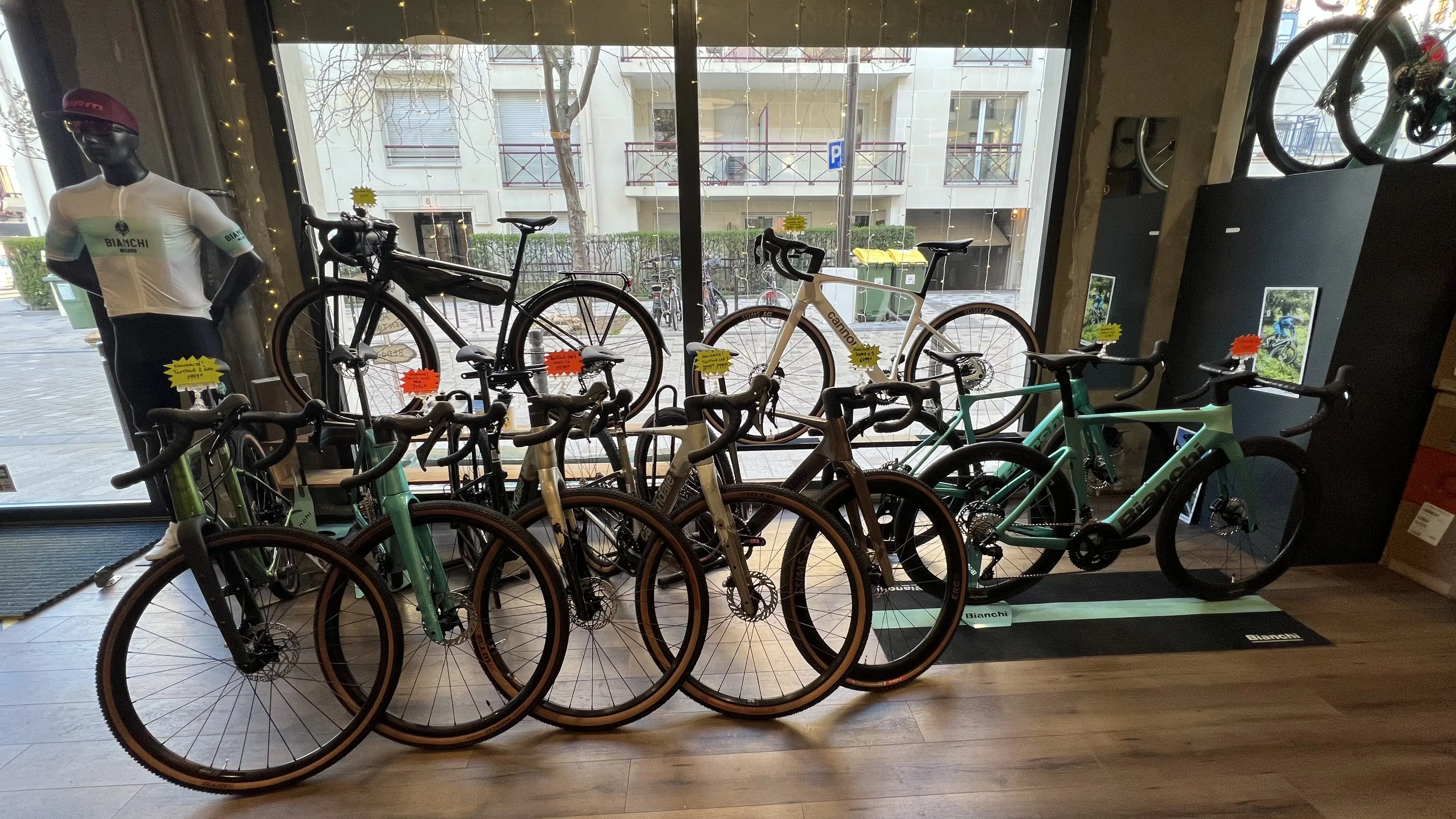 Rayon v&eacute;los de route et gravel en vitrine chez Paris-Ventoux by V&eacute;lo-Store Antony
